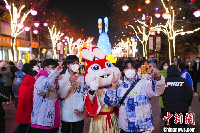 民眾與身著兔子形象的人偶合影。　武俊杰 攝