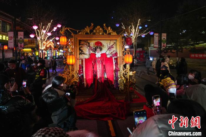 名為《畫中人》的行為藝術(shù)作品?！∥淇〗?攝