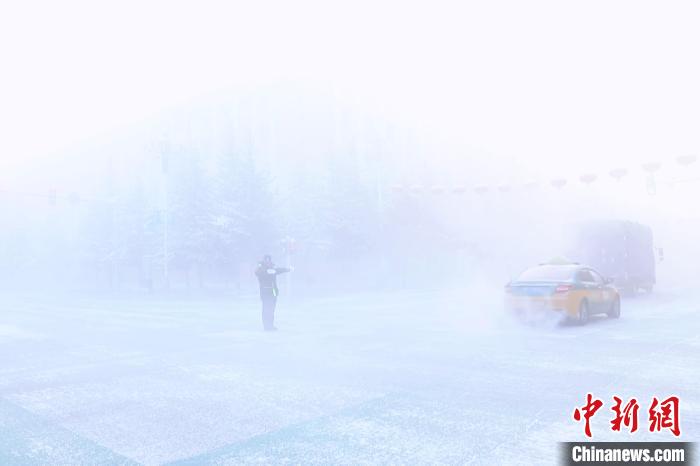 交警在冰霧中指揮交通?！『麓髴c 攝