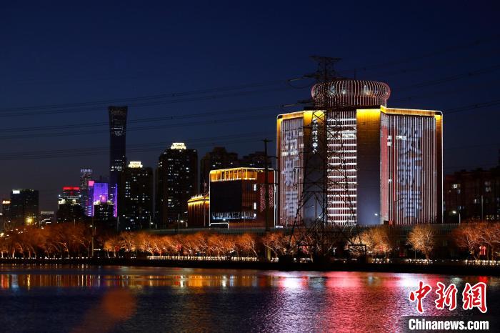 北京地標(biāo)建筑“點靚”新年燈光秀?！?lt;a target='_blank' href='/'>中新社</a>記者 富田 攝