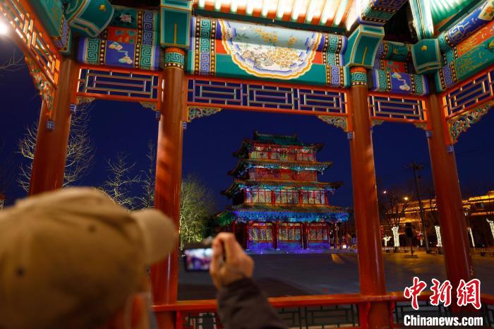 北京地標(biāo)建筑“點靚”新年燈光秀?！?lt;a target='_blank' href='/'>中新社</a>記者 富田 攝