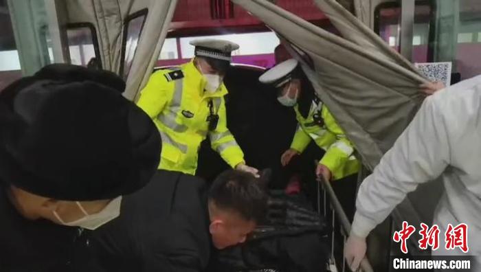 高速交警協(xié)助家屬將患者抬上擔(dān)架車?！∫曨l截圖 攝