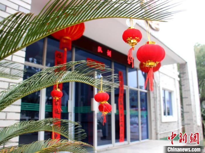 武警金華支隊(duì)營(yíng)地張燈結(jié)彩。　辜承烴 攝