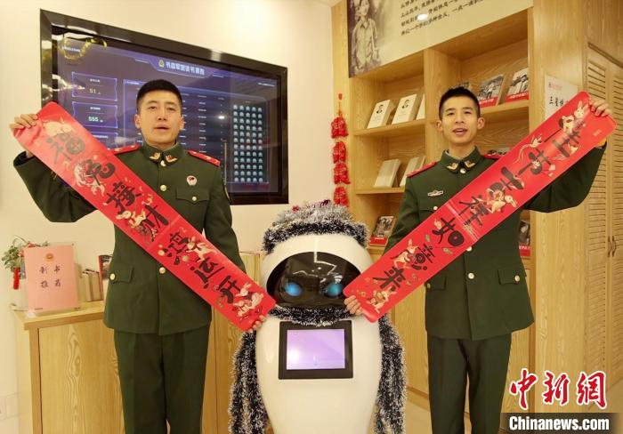 武警金華支隊(duì)官兵展示新春對(duì)聯(lián)?！」汲袩N 攝