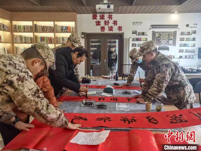 浙江衢州江山市離退休干部與武警衢州支隊(duì)江山中隊(duì)官兵共寫春聯(lián)?！”搴陮?攝