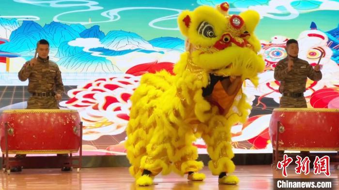 武警衢州支隊(duì)“云春晚”排練現(xiàn)場(chǎng)——武警衢州支隊(duì)機(jī)動(dòng)支隊(duì)官兵帶來(lái)的節(jié)目《男兒當(dāng)自強(qiáng)》。　陸宇暉 攝