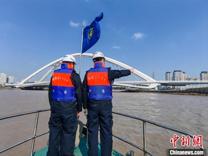 （新春走基層）藏族青年的水上春節(jié)：“格?；ā笔㈤_在東海之濱