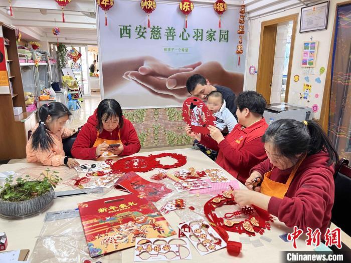 常向陽與患兒及家長體驗剪紙?！∈茉L者供圖