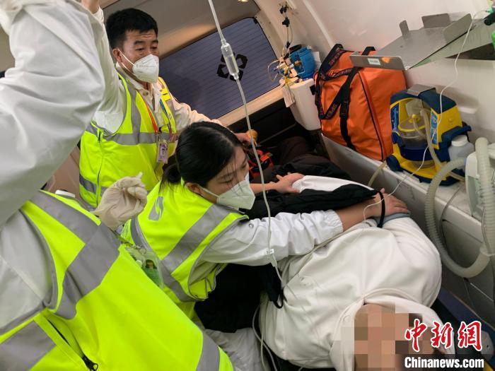 旅客心跳呼吸驟停浦東機(jī)場(chǎng)大年初一上演“生死時(shí)速”