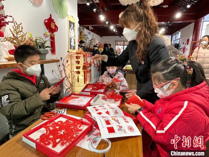猜燈謎、剪窗花大年初一北京公園年味足