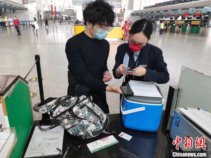 與時間賽跑大年初一東航順利保障一起人體捐獻(xiàn)器官運輸