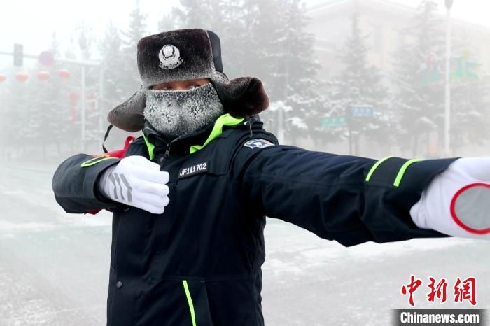 交警提前上道疏導(dǎo)交通?！∩厶炖?攝