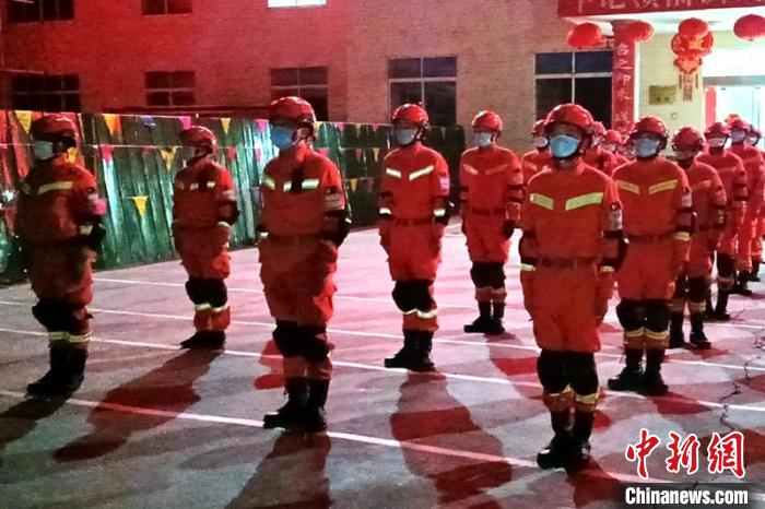 四川森林消防救援力量迅速集結趕赴震區(qū)?！∷拇ㄉ窒栏首沃ш牴﹫D