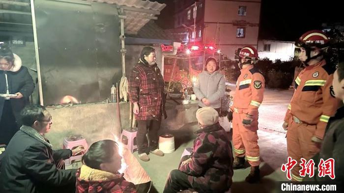 瀘定消防救援力量在震區(qū)排查。　何萬桑 攝