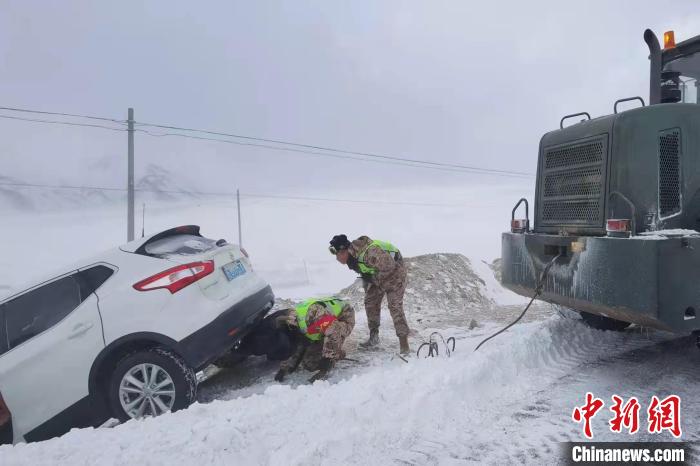圖為解救車輛?！「吡?攝