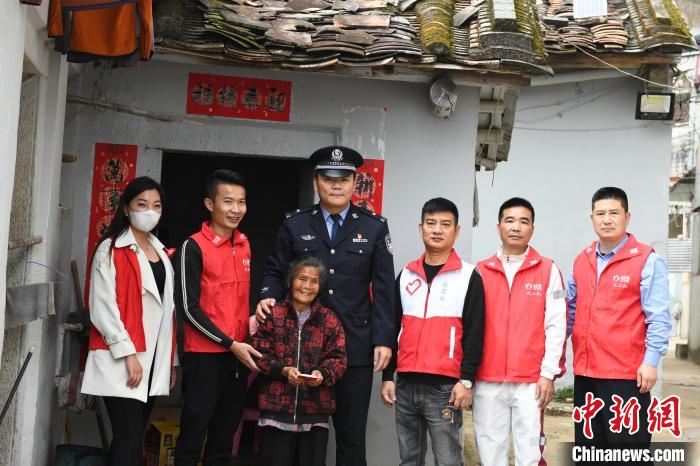 圖為“全國公安機關(guān)愛民模范”朱少銘與“賦愛”志愿者們?yōu)楣鹿牙先怂蜕闲麓旱奈繂柡妥８??！埧栖姅z 攝