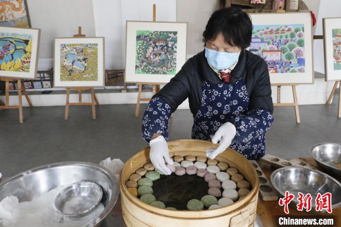 吳彩明將印好的糖糕裝入籠屜 張雨滴 攝 吳彩明將印好的糖糕裝入籠屜 張雨滴 攝