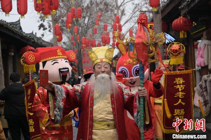 春節(jié)老人拜年。　張曉東 攝