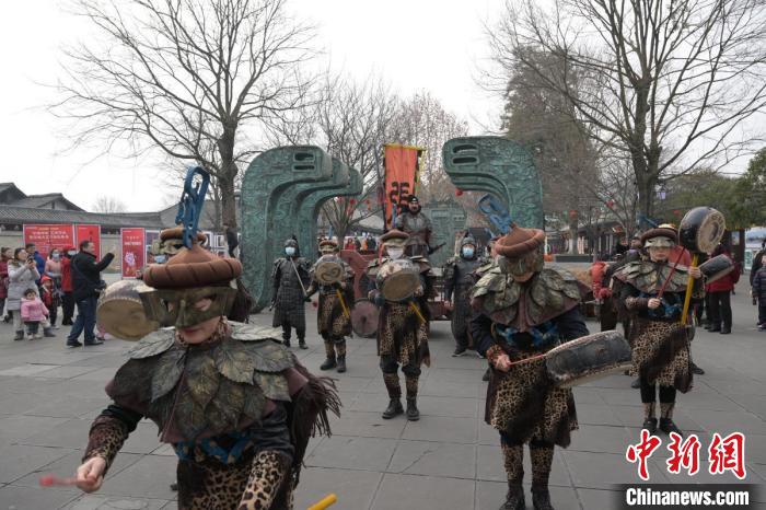 張飛巡城。　張曉東 攝