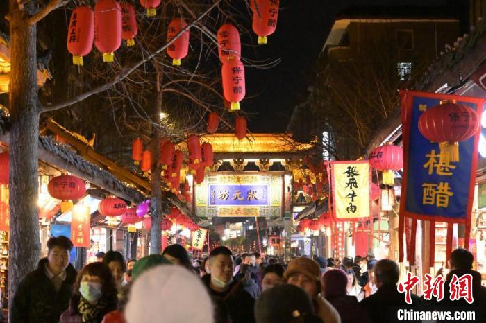 閬中古城街頭人頭攢動(dòng)?！垥詵| 攝