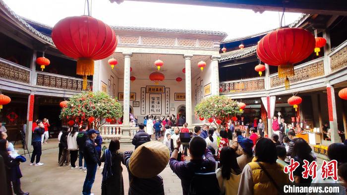 游客在永定土樓體驗(yàn)客家歷史和本土民俗文化?！∮蓝ㄍ翗蔷皡^(qū)供圖