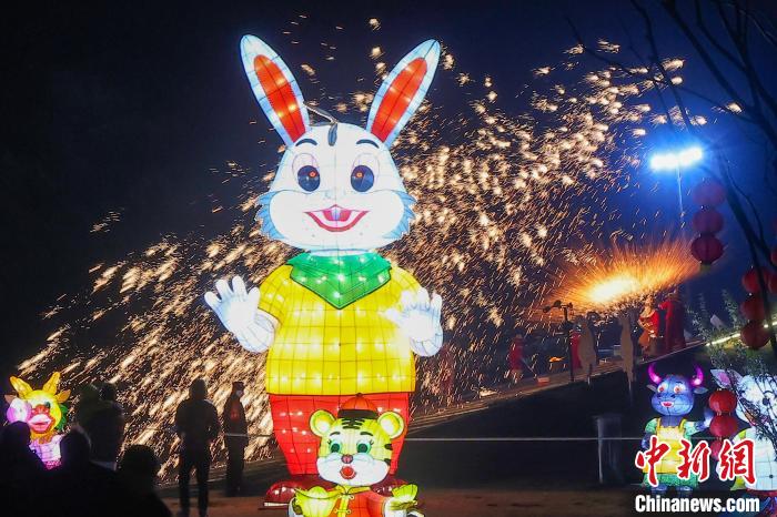 看非遺、逛燈展……市民游客在盱眙趕了一場文化大集。　泱波 攝