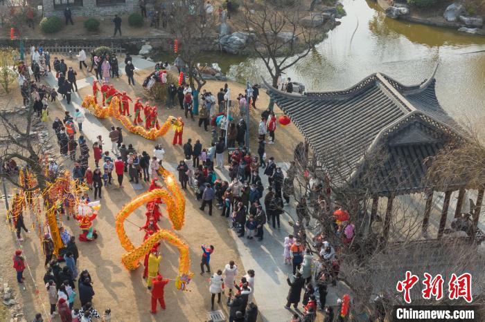 熱鬧的舞龍舞獅表演。　泱波 攝