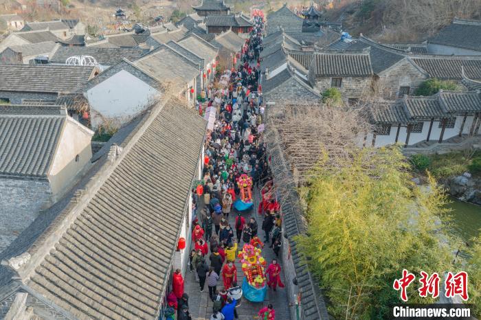 第一山歷史文化街區(qū)處處可見張燈結(jié)彩，人人臉上喜氣洋洋。　泱波 攝