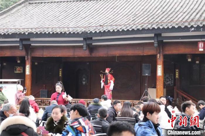 “春倌”趙承忠正在給游客“說春”。　張曉東 攝