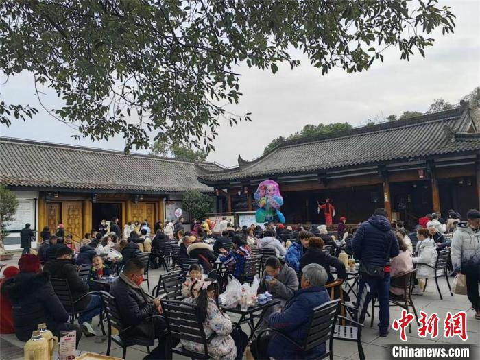 “春倌”趙承忠為游客“說春”?！垥詵| 攝