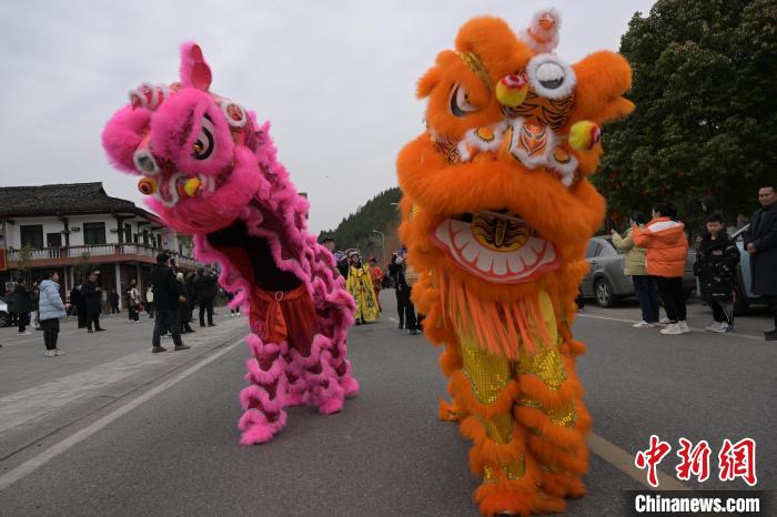 表演舞獅?！垥詵| 攝