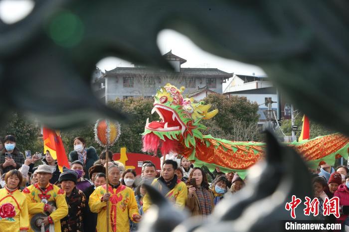 表演舞龍。　張曉東 攝