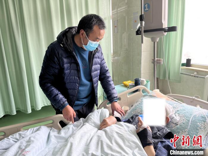 圖為患者在醫(yī)院得到救治?！●R文莉 攝