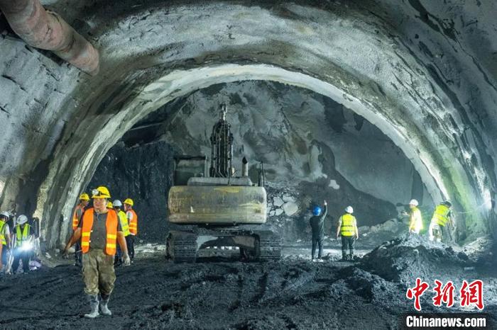 技術(shù)人員正在掌子面現(xiàn)場(chǎng)解決隧道掘進(jìn)中遇到的困難?！⒅铱?攝