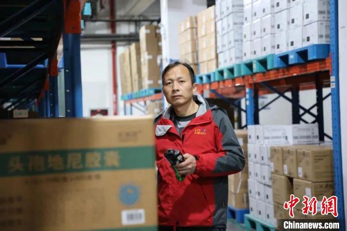 (新春走基層)穩(wěn)供“不打烊” 堅(jiān)守“醫(yī)”線(xiàn)的“春節(jié)不歸人”