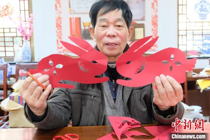 謝才華展示剪的兔子。　林波 攝