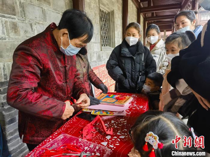 謝才華在天一閣剪紙現(xiàn)場。　王伊婧 攝