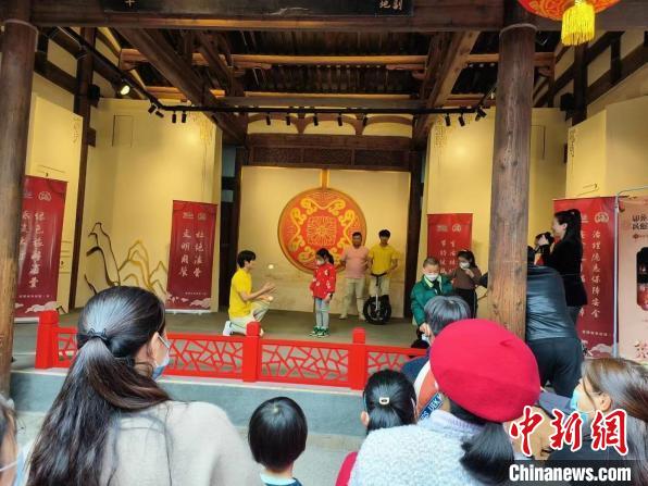 在民俗博物館內(nèi)，福建省雜技團(tuán)演員們表演精彩節(jié)目。　福建省雜技團(tuán)供圖