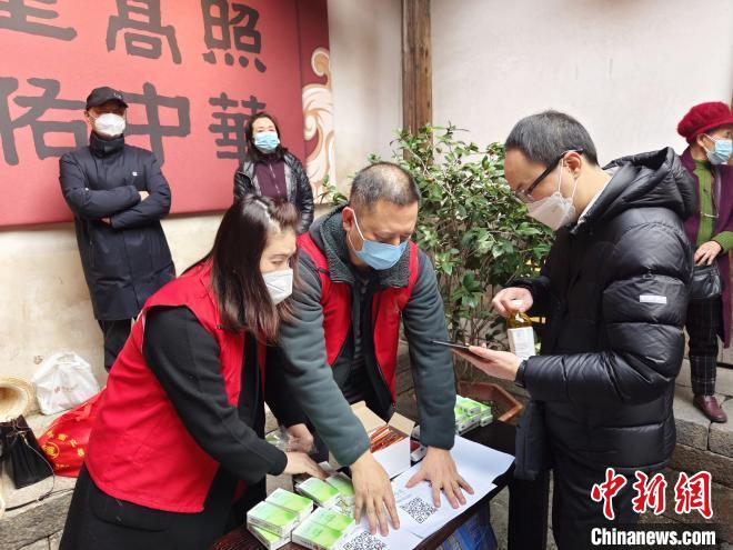 文藝志愿者向群眾發(fā)放“文明旅游安全出行”主題宣傳冊?！「＝ㄊ‰s技團(tuán)供圖