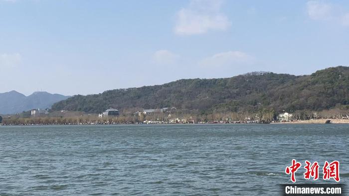 (新春走基層)浙江杭州西湖景區(qū)游人如織