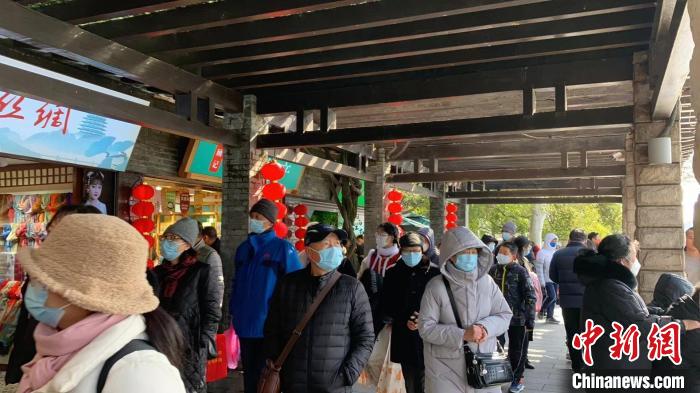 西湖邊游人如織 胡豐盛 攝 西湖邊游人如織 胡豐盛 攝