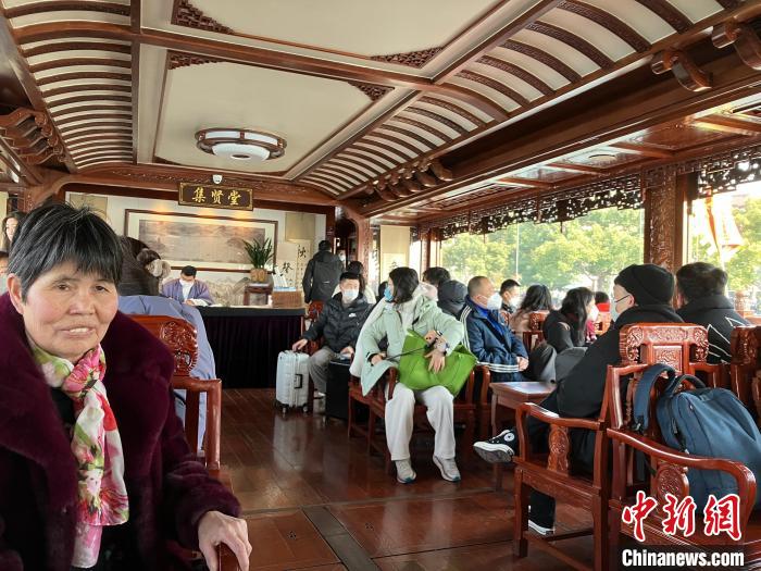 游客乘坐游輪游覽西湖 胡豐盛 攝 游客乘坐游輪游覽西湖 胡豐盛 攝