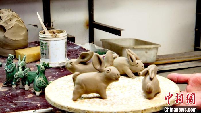 圖為張福高一家捏制的兔子?！『蚊髦?攝