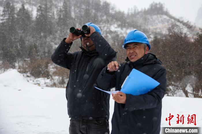 巡線途中對(duì)線路情況進(jìn)行記錄。　李東淮 攝