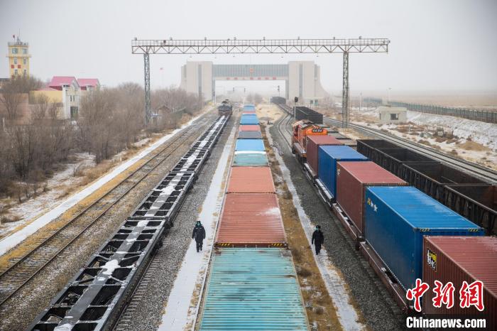 圖為二連出入境邊防檢查站民警節(jié)日期間對中歐班列進行檢查?！」i杰 攝