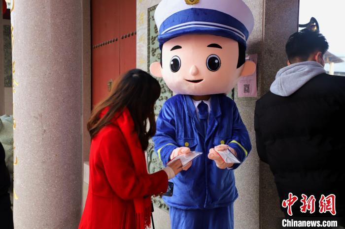 向游客發(fā)放森林防火定制口罩?！∷竞?攝