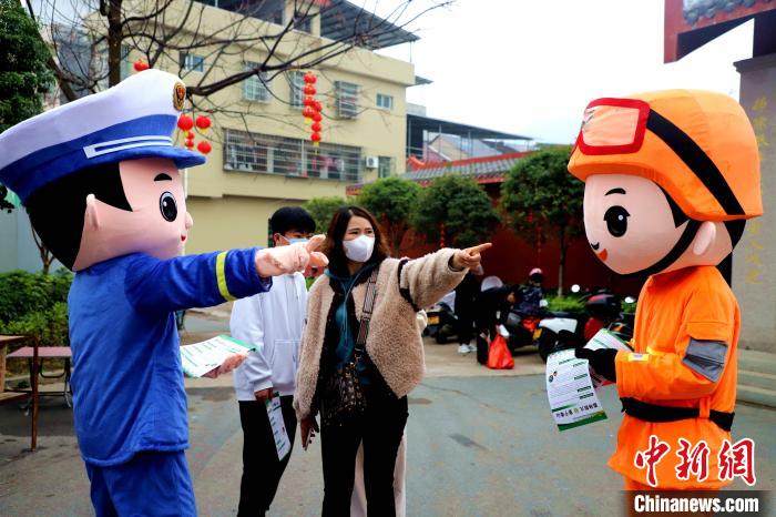 為游客介紹景區(qū)應(yīng)急場所?！∷竞?攝