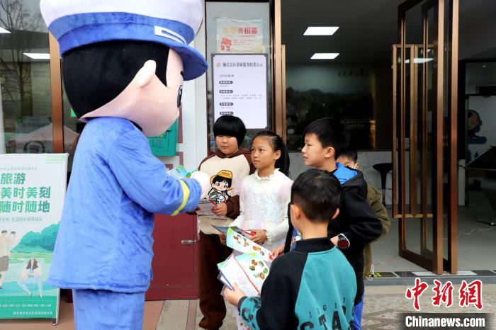 消防員與小朋友熱情互動(dòng)?！∷竞?攝