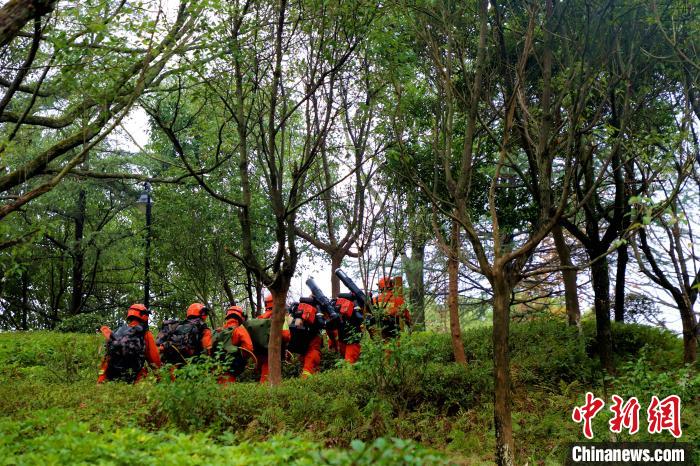 消防員攜裝巡護(hù)，及時(shí)勸阻野外用火?！∷竞?攝