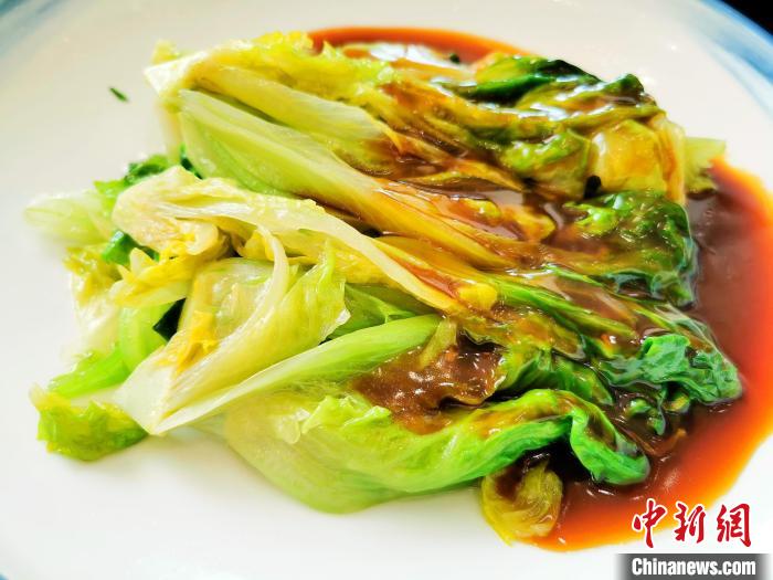 開年飯吃蠔油生菜，寓意“好事生財”?！±顣源?攝